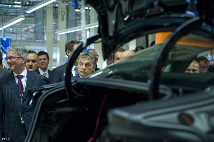 Rupert Stadler az Audi AG vezérigazgatója (b) Borkai Zsolt Győr polgármestere (b2) és Orbán Viktor miniszterelnök (b5) az A3 Limousine sorozatgyártásának megkezdése alkalmából tartott gyárlátogatáson az Audi győri járműgyárában 2013. június 12-én.