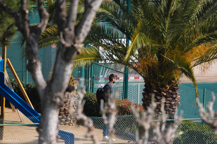 És igen, itt is van Piqué, várja a barátnőjét a pálmafák tövében ácsorogva