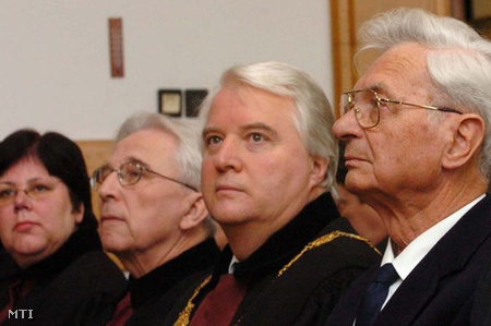 Szabó Lajos (középen) 2005. november 8-án, az Evangélikus Hittudományi Egyetem díszdoktoravatásán (Fotó: Szigetváry Zsolt)