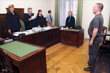 Polgár Tamás hallgatja Csák Zsolt tanácselnök ítéletét a Fővárosi Bíróság tárgyalótermében (Fotó: Honéczy Barnabás)