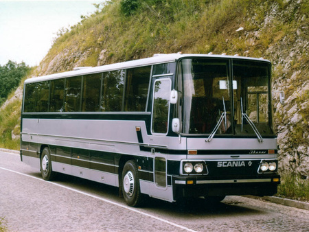 A hetvenes évek végén, Volvo és Scania alvázakra épülő, emelt padlószintű Ikarus 664-es luxus távolsági buszok célpiaca Svédország volt. A ragasztott, színezett üvegezés, a mosdó és a konyha, valamint az idehaza megszokottnál lényegesen komfortosabb utastér alapvető volt
