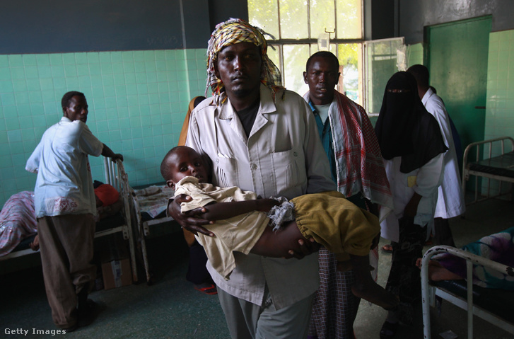 Apa 6 éves fiával a mogadishui Banadir kórházban