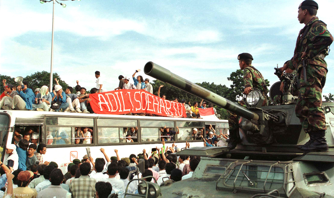 A Suharto-rezsim ellen lázadó diákok a parlament előtt. Velük szemben a rezsimet védő katonák