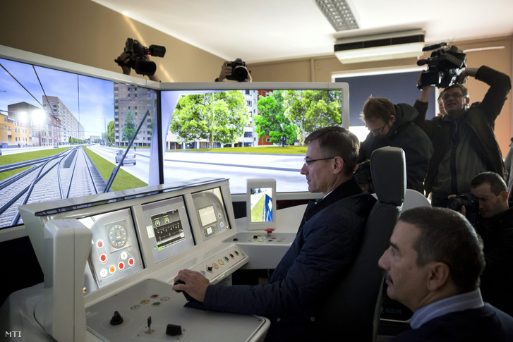 Bolla Tibor, a BKV elnök-vezérigazgatója kipróbál egy CAF szimulátort az első hosszú CAF villamos bemutatóján a Száva kocsiszínben Budapesten a IX. kerületi Üllői úton 2015. november 6-án.