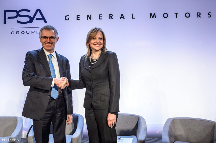Mary Barra a General Motors (GM) vezérigazgatója (j) és Carlos Tavares a PSA francia autógyártó csoport elnöke kezet fog megállapodásuk bejelentése elõtt Párizsban 2017. március 6-án. A General Motors (GM) amerikai autógyártó 22 milliárd euróért (233 milliárd dollárért) eladja veszteséges európai érdekeltségeit a PSA konszernnek.