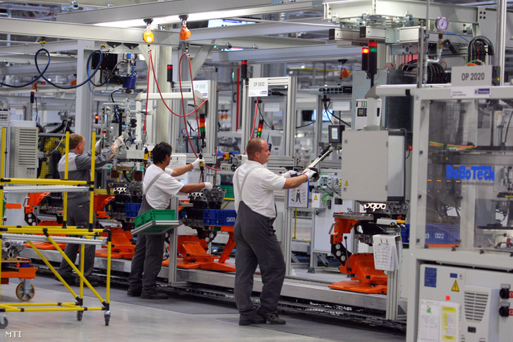 Dolgozók motorokat szerelnek össze az Opel 500 millió eurós beruházással felépült flexibilis motorgyárában Szentgotthárdon 2012. szeptember 20-án.