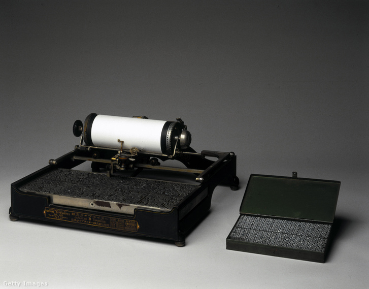 Szugimoto Kjóta szabadalma alapján készült japán írógép 1930 körül. Az Amerikában is szabadalmaztatott és forgalmazott írógéppel több ezer karaktert lehetett vele leírni. Gyártó: Nippon Typewriter Co.