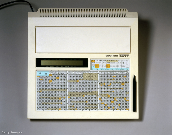 1983-ban kezdték árulni ezt a Silver Reed érintőtollas elektronikus írógépet, amivel több mint 3500-féle karaktert lehetett papírra vetni.