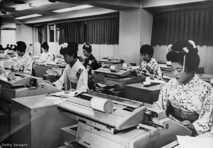 1964: tokiói banki gépírónők hagyományos japán öltözetben, kimonóban