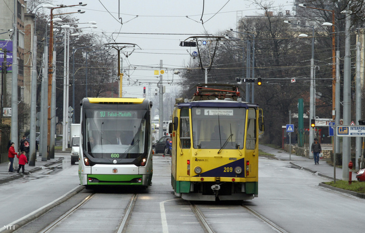 A Ganz-Skoda Közlekedési Zrt. által gyártott elsõ Skoda villamos (b) és egy régi Tatra villamos közlekedik Miskolcon 2014. január 20-án.