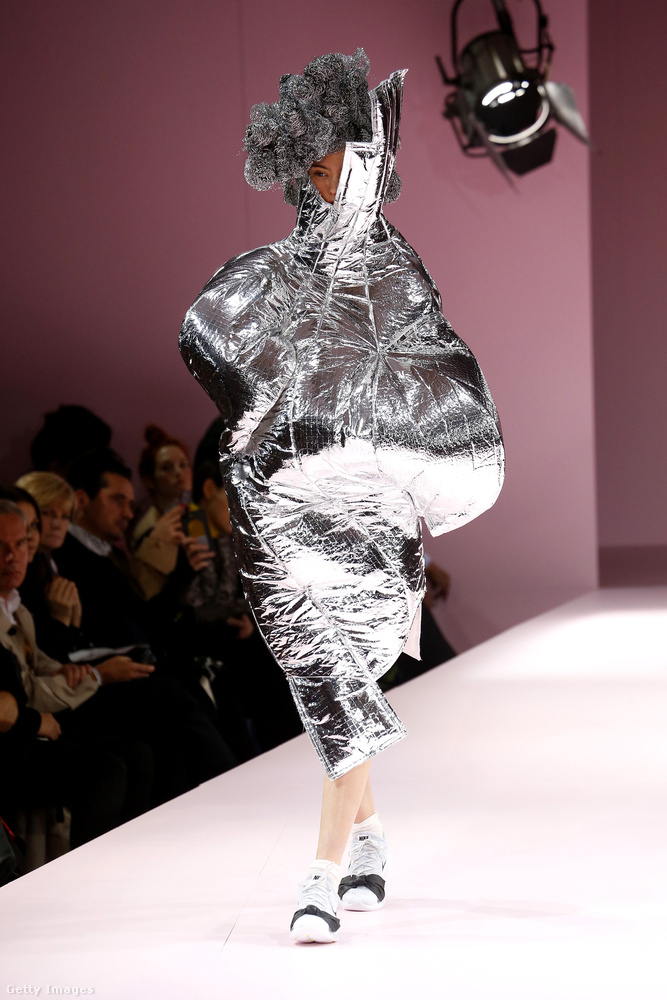 Na de folytassuk a párizsi női divattal! Van az a hőálló takaró, amit a hajléktalanoknak szoktak adni, hogy ne fagyjanak meg télen a mínuszban