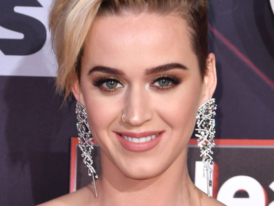 Katy Perry beállt az egyenfejű celebnők közé