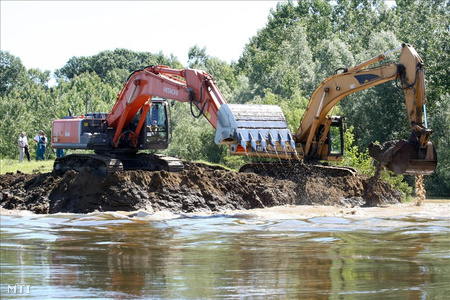 Elbontották a Tisza Bivaly-tói régi  gátat a folyó árterén épült új fővédvonal hatékonyabb működése érdekében