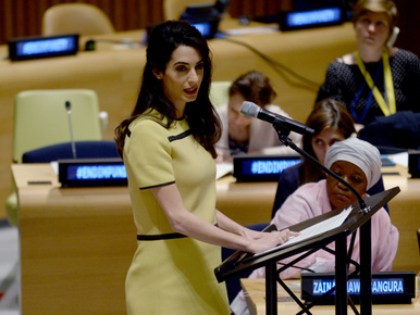 Amal Clooney hasa továbbra is szépen gömbölyödik