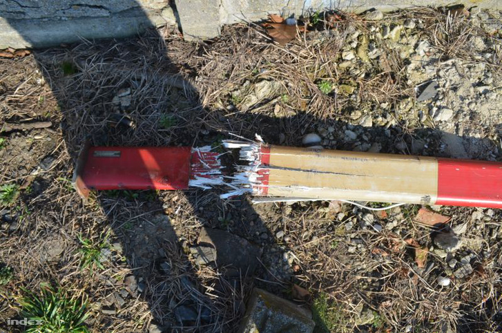 Sorompónak hajtott egy 35-40 év körüli férfi Fertőszentmiklóson, de továbbhajtott, keresik a rendőrök.