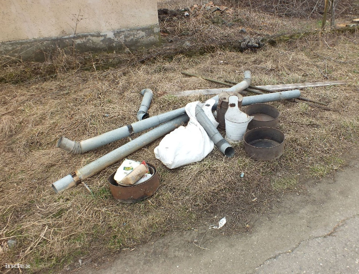 Hét átányi férfit értek tetten a rendőrök, amikor egy lakatlan házból akartak ellopni mindenféle dolgokat.
