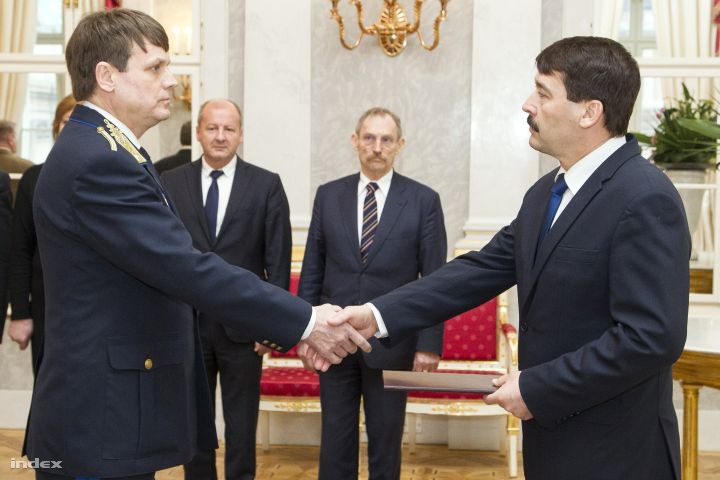 Áder János köztársasági elnök a belügyminiszter javaslatára március 15-i hatállyal kinevezte rendőr dandártábornokká Farkas Gábor r. ezredest, a Komárom-Esztergom Megyei Rendőr-főkapitányság megyei rendőrfőkapitányát.