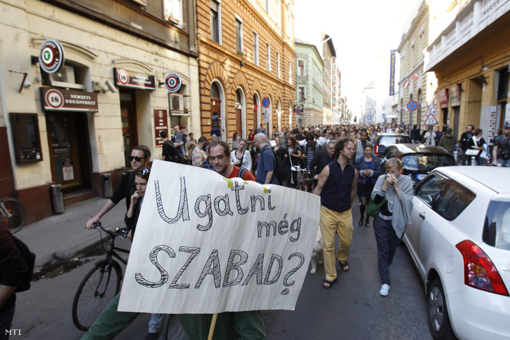 Az origo.hu távozó fõszerkesztõje, Sáling Gergő melletti szimpátiatüntetés résztvevõi vonulnak Budapesten az Origo szerkesztõségétõl a Dob utcában 2014. június 3-án.