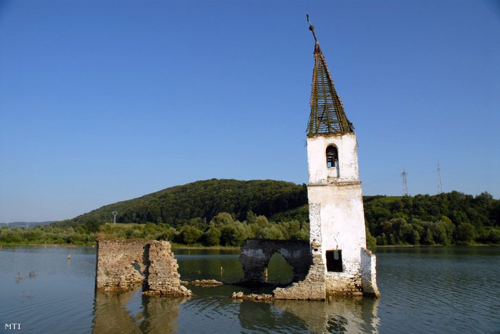 Bözödújfalu egykori temploma 2014-ig dacolt az idővel, akkor összedőlt, ma már nem látható a víztározóból kimeredő templomtorony.