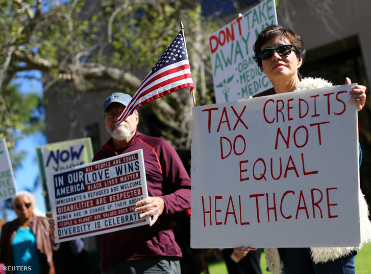 Obama egészségügyi reformjainak visszavonása ellen tüntettek Vista Californiában 2017. március 7-én