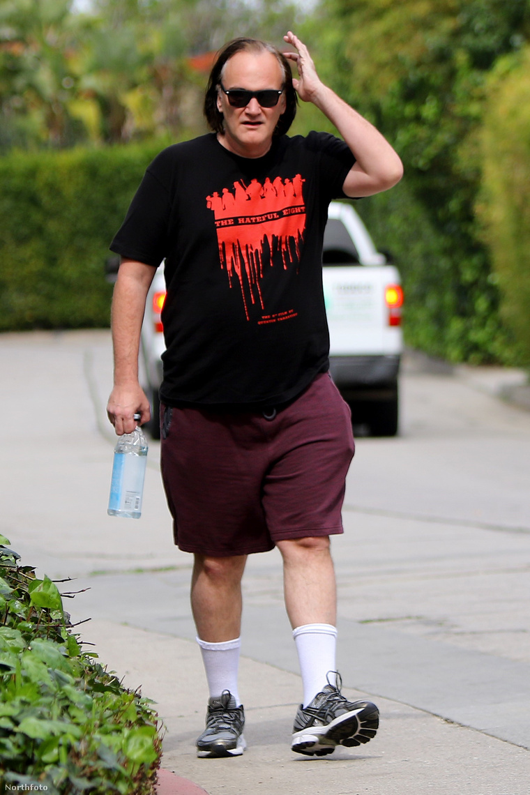 Aljas nyolcas-póló, rövidnadrág, fehér zokni és edzőcipő. Így néz ki egy Tarantino szett.