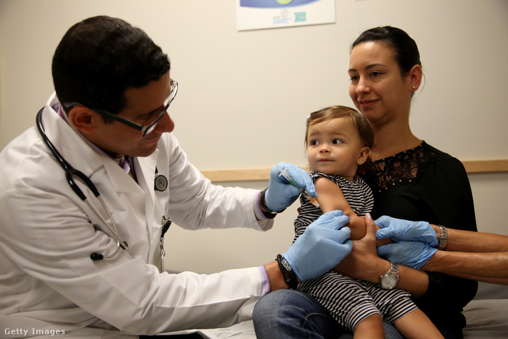 Kanyaró elleni védőoltást kap egy floridai kisgyerek
