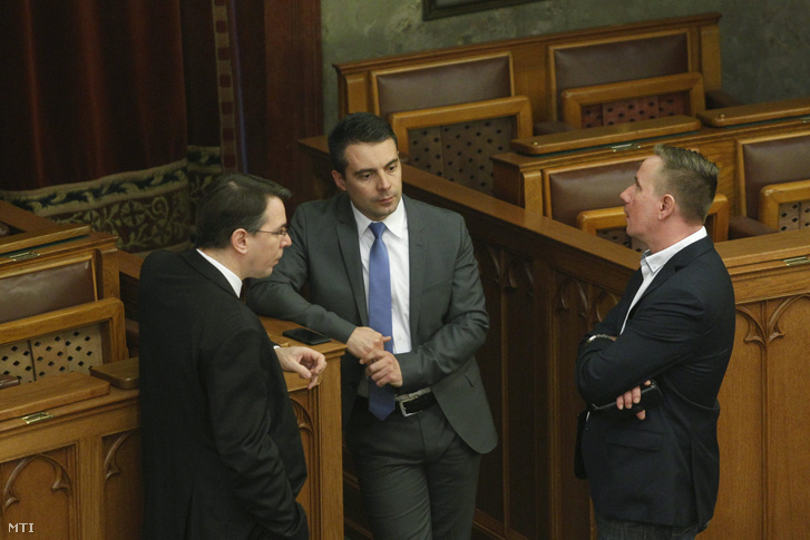 Mirkóczki Ádám, Vona Gábor és Rig Lajos, a párt képviselői (b-j) az Országgyűlés plenáris ülésén
