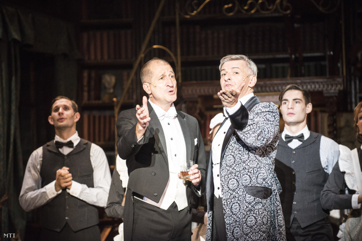 Cserna Antal (b) Pickering ezredes és Alföldi Róbert (j) Henry Higgins szerepében a My Fair Lady című musical próbáján a budapesti Centrál Színházban 2016. szeptember 28-án.