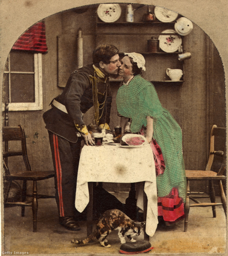 Ezen az 1887-es, utólag kiszínezett képen is nagyon vonakodik a puszival ez a kisasszony