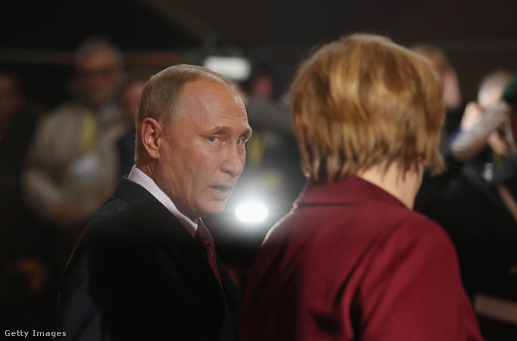Vlagyimir Putyin és Angela Merkel utoljára 2016. októberében találkoztak Berlinben, ahol az ukrán-és a francia elnökkel közösen tárgyaltak az ukrajnai helyzetről.