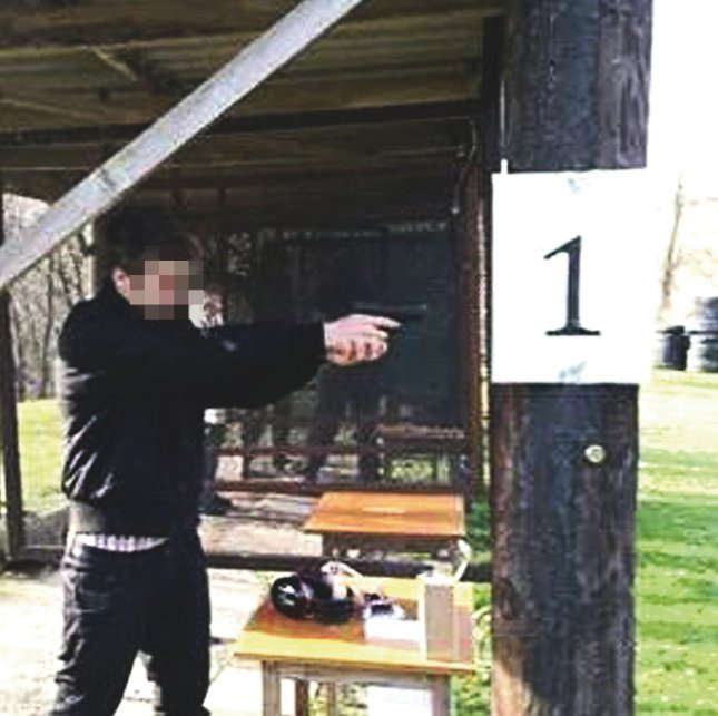 Egy fotó a fiú Facebookjáról, amin egy lőtéren gyakorol
