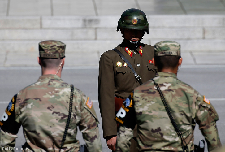 Az ENSZ nagykövetét kísérő amerikai katonák az Észak-koreai demilitarizált zóna határánál.