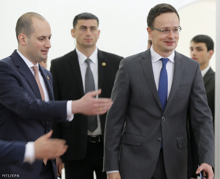 A munkalátogatáson Grúziában tartózkodó Szijjártó Péter külgazdasági és külügyminiszter és Miheil Dzsanelidze grúz külügyminiszter (b) a megbeszélései utáni sajtóértekezletre érkezik Tbilisziben 2017. március 17-én.