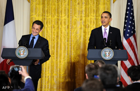 Sarkozy és Obama egymás mellett pulpituson...