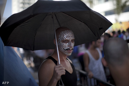 Tel-avivi fiatal a 2009-es Gay Pride-on. Madridban nem engedték őket be a felvonulásra