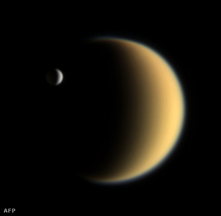 A Titán a távolban a a Szaturnusz másik holdjával a fényes Enceladusszal