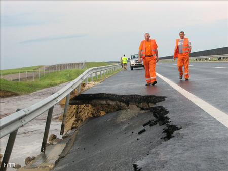 Az M6-os autópálya leszakadt leállósávja a Tolna megyei Tengelic közelében