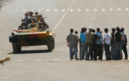 Kirgiz katonák tankkal Os városában