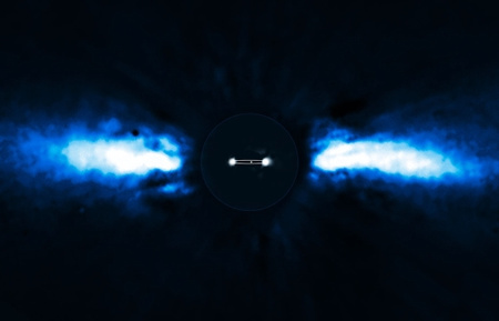 A felfedezés képeiből összerakott montázs fotó. A bolygó a két fényes belső pont, mely 2003-ban a csillag (ki van takarva a felvételen) egyik oldalán, míg 2009-ben a csillag másik oldalán tűnik fel. A fényes törmelékkorongra élével látunk rá. (ESO/A.-M. Lagrange)