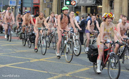 Így tekertek idén Manchesterben a pucér biciklisták