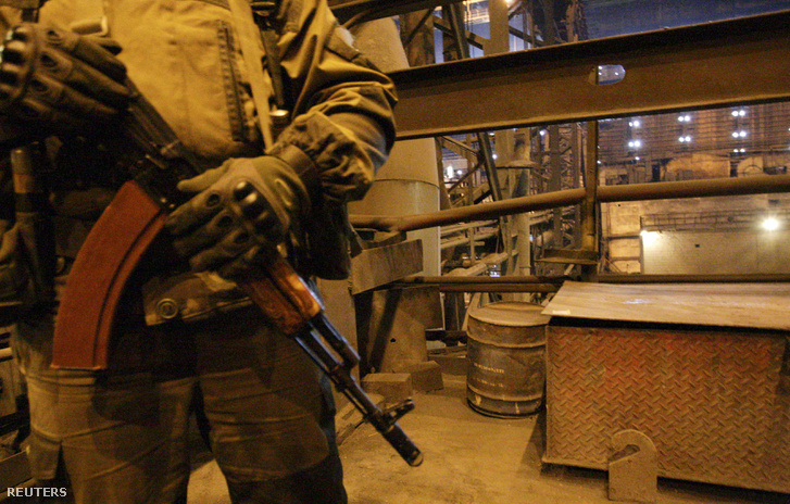 Egy szakadár fegyveres őrzi a Juzovszki kohászati üzemet Donyeckben