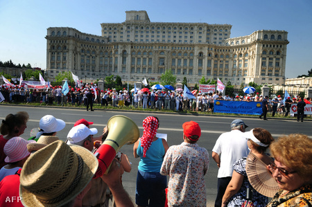 Román közalkalmazottak tüntetnek a román parlament épülete előtt