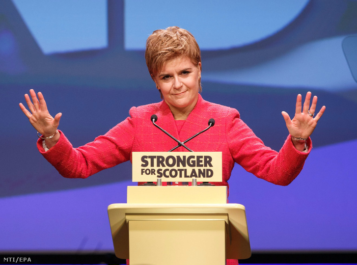 Nicola Sturgeon skót miniszterelnök a kormányzó Skót Nemzeti Párt (SNP) vezetője a párt tavaszi kongresszusán az északkelet-skóciai Aberdeenben 2017. március 18-án.