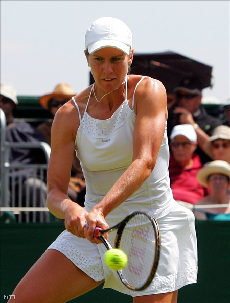 Arn Gréta visszaüti az ausztrál Alicia Molik labdáját az angol nemzetközi teniszbajnokság női egyesének második fordulójában Wimbledonban 2010. június 23-án. (Fotó: Geoff Caddick)