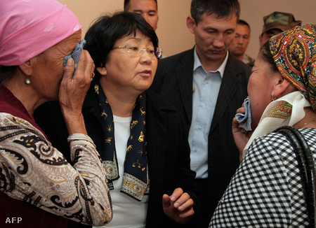 Roza Otunbajeva kirgiz asszonyokkal beszélget június 22-én  (Fotó: Sagyn Alchiyev)
