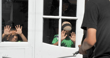 2010. június 23. Üzbég gyerekek figyelik a kirgiz rendőrök házkutatási akcióját Osban (Fotó: Viktor Drachev)
