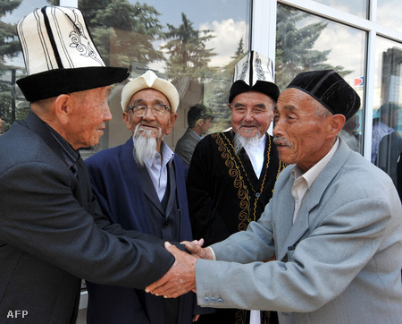 2010. június 22, Nookat: Kirgiz és üzbég férfi kézfogása (Fotó: Viktor Drachev)