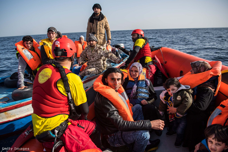Menekült családot szállító csónakot mentenek a Földközi-tengeren
