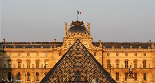 A Louvre: sokakat kiborít