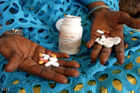 HIV-vírussal fertőződött szenegáli nő mutatja gyógyszereit dakari otthonában